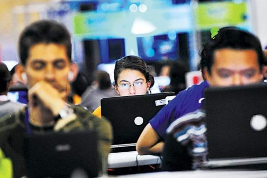 Usuarios de medios digitales duermen menos que el tiempo que están "online"