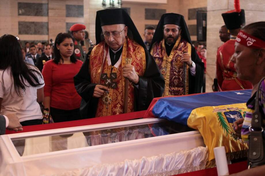 Seguidores del fallecido presidente venezolano, Hugo Chávez, visitando la capilla ardiente./ EFE