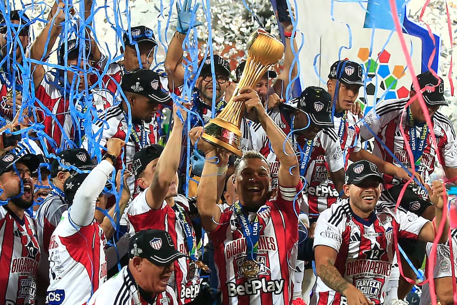 Teófilo Gutiérrez, capitán de Junior, levanta el trofeo de campeón de la Liga de Colombia tras ganarle la final a Atlético Nacional en el Atanasio Girardot en Medellín.