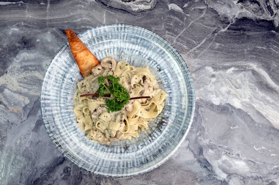 Una copa de vino será perfecta para disfrutar los sabores de este plato.