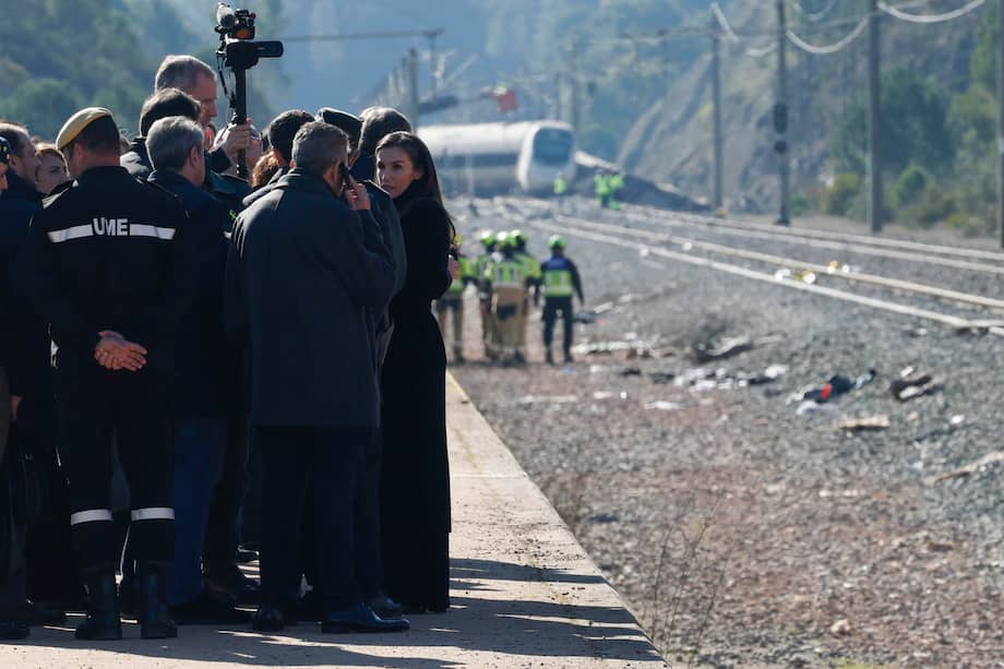 El rey Felipe VI y la reina Letizia visitaron la zona en la que se produjo el accidente ferroviario en Adamuz (Córdoba), que ha dejado al menos 41 víctimas mortales.