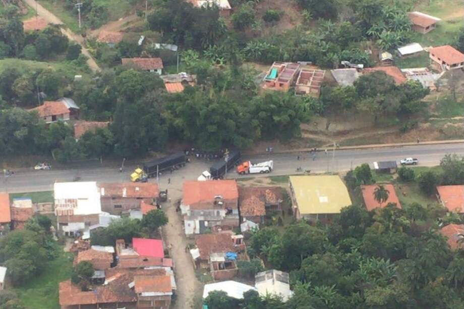 Así luce un tramo de la vía Panamericana, tras el anuncio de la minga de desbloquearla parcialmente. Varios vehículos siguen atravesados en la carretera. / Mindefensa