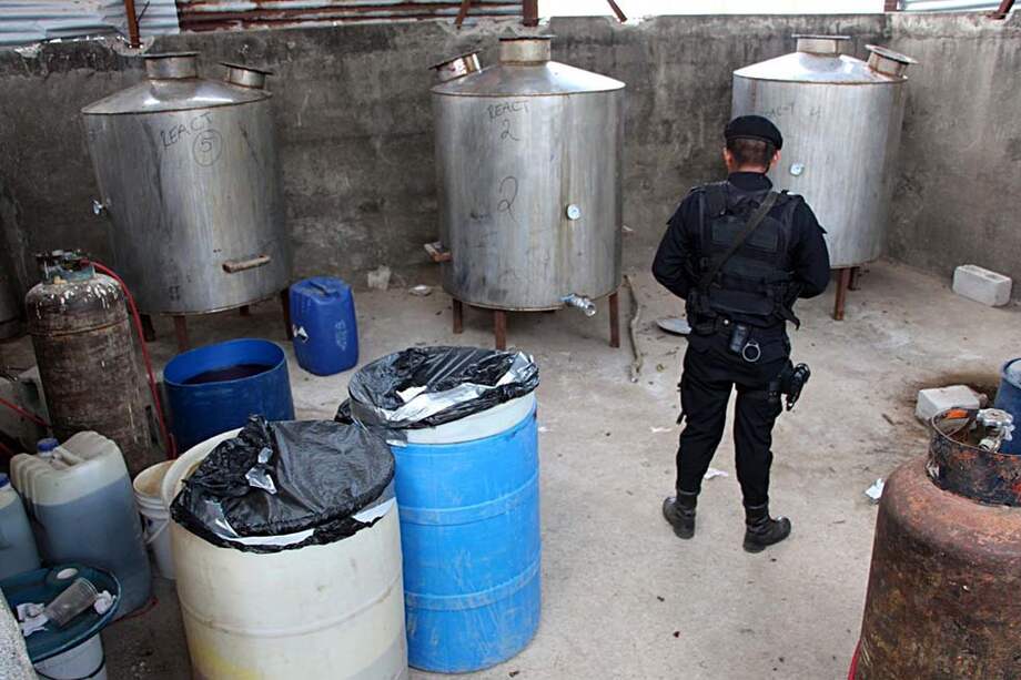 Agentes antinarcóticos desmantelan en Santa Rosa (Guatemala), uno de los más grandes narcolaboratorios del país, en el que se fabricaban drogas sintéticas. / EFE