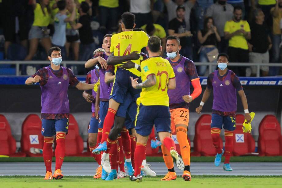 Luis Díaz (c) celebra su gol ante Bolivia en Barraquilla.