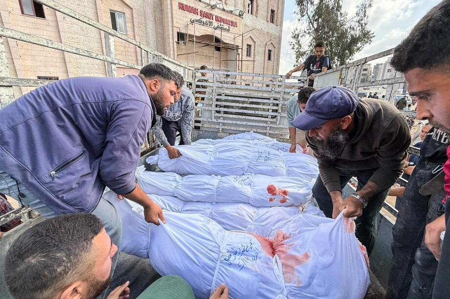Cadaveres llegando al Hospital Indonesio de Beit Lahia.