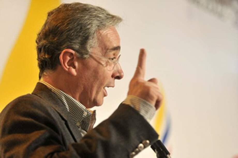 Uribe rechaza acusaciones de Maduro por muerte de diputado Serra