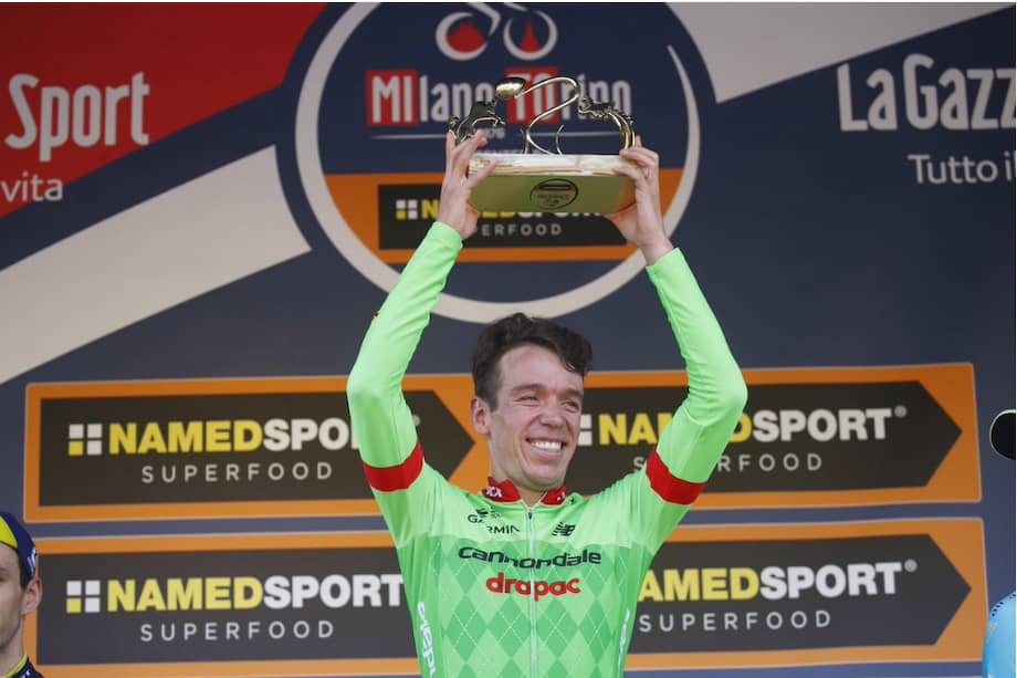 Rigoberto Urán con el trofeo de la Milán-Turín. / @Ride_Argyle
