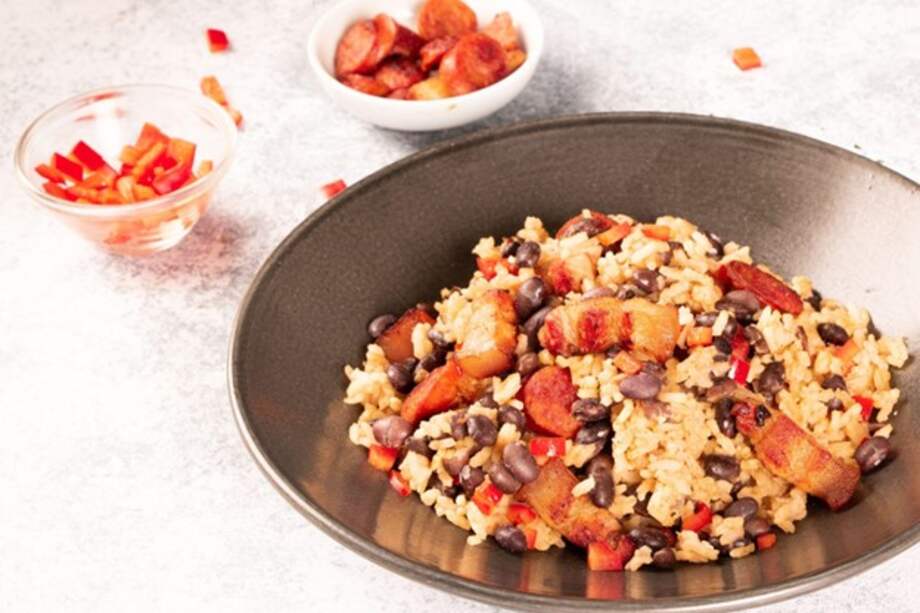 Agrega chorizo para realzar sabores.