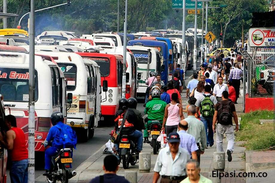 Cientos de transportadores bloquearon las vías de Cali para exigir que no los excluyan del sistema de transporte masivo MÍO. / Tomada de Elpais.com.co