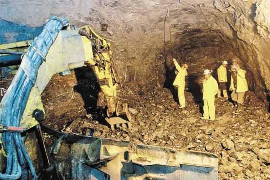 Obreros del túnel de La Línea entraron en paro