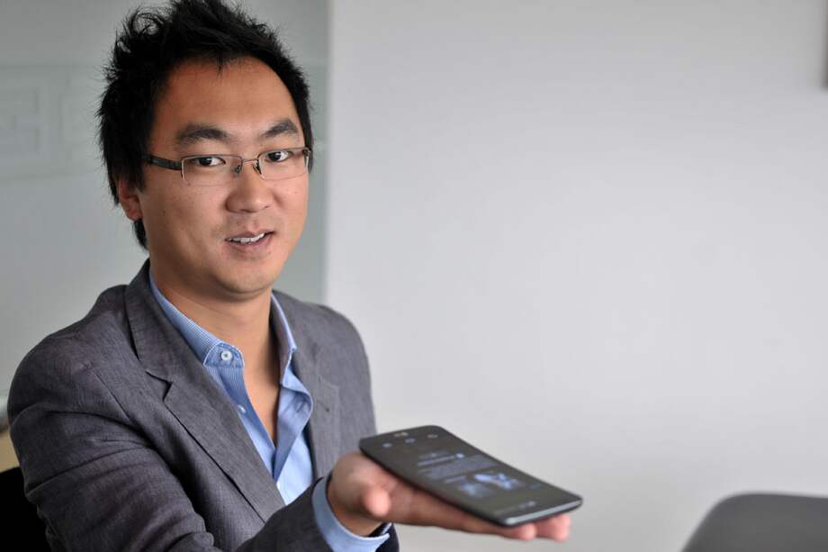 Junsuk Hwang, gerente de LG Mobile Colombia, con el primer teléfono curvo y flexible del mundo, que ya llegó a Colombia. Asegura que los precios de los equipos no han subido. / Cristian Garavito