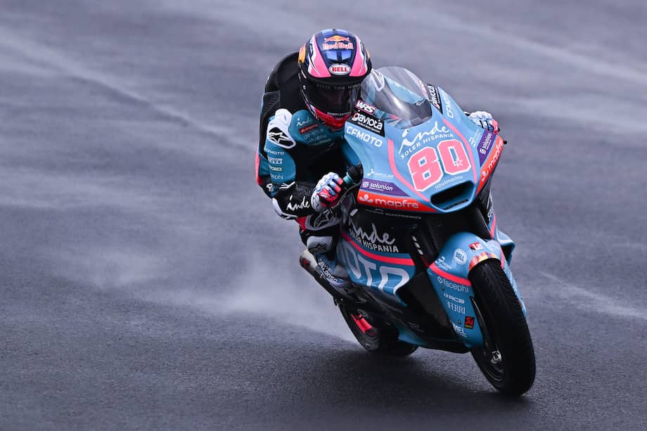 El piloto colombiano David Alonso de CF Moto Aspar Team participa este viernes, en las prácticas del Gran Premio de Brasil de Moto2 en el autódromo Ayrton Senna de Goiânia, Brasil.