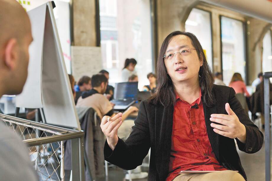 Audrey Tang lleva cuatro años como ministra Digital de Taiwán; su estrategia digital fue una de las claves para atajar al virus en ese país. / AFP