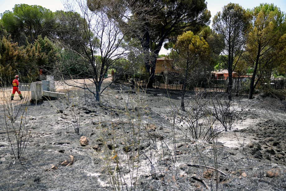 El incendio originado este jueves en la localidad toledana de Almorox, que ha obligado a evacuar varias urbanizaciones, ha quemado total o parcialmente al menos 26 viviendas, la mayoría en la Comunidad de Madrid.