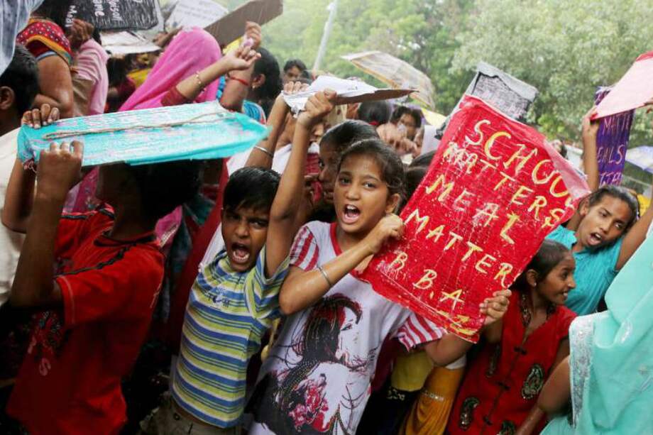 Se entrega rectora que obligó a ingerir comida contaminada en India