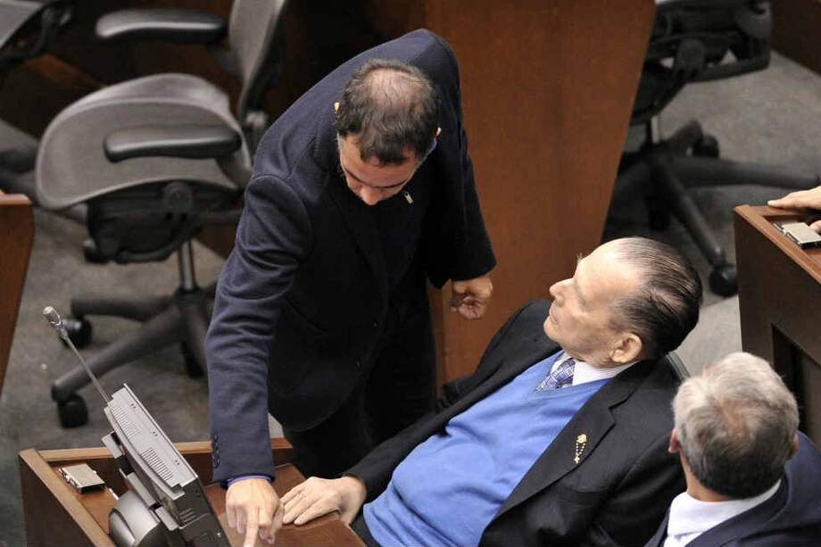 El senador Armando Benedetti, autor del matrimonio LGBTI (de pie), y su colega, Roberto Gerlein, opositor férreo a esta iniciativa que se archivó ayer. / Gabriel Aponte