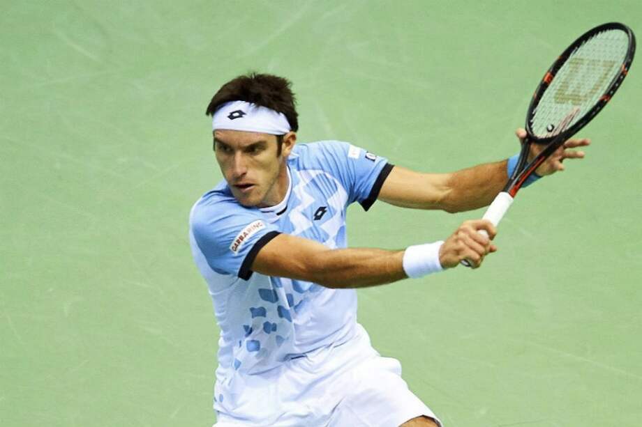 Leonardo Mayer devuelve la bola al polaco Hubert Hurkacz durante su partido de la primera ronda del Grupo Mundial de la Copa Davis. Foto: EFE