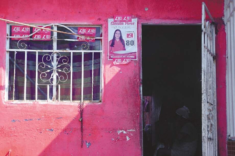 Jezmi Barraza (liberal), Laureano Acuña (conservador) y Meissel Vergara (uribista) tienen publicidad en los barrios visitados. / Fotos: Óscar Pérez