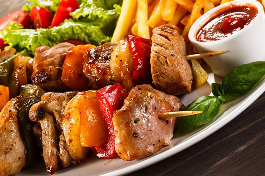 Brochetas de cerdo con vegetales y salsa BBQ de cítricos. Me encanta la carne de cerdo