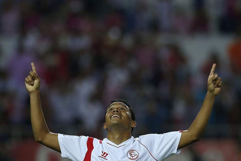 Carlos Bacca, delantero del Sevilla. Foto: AFP