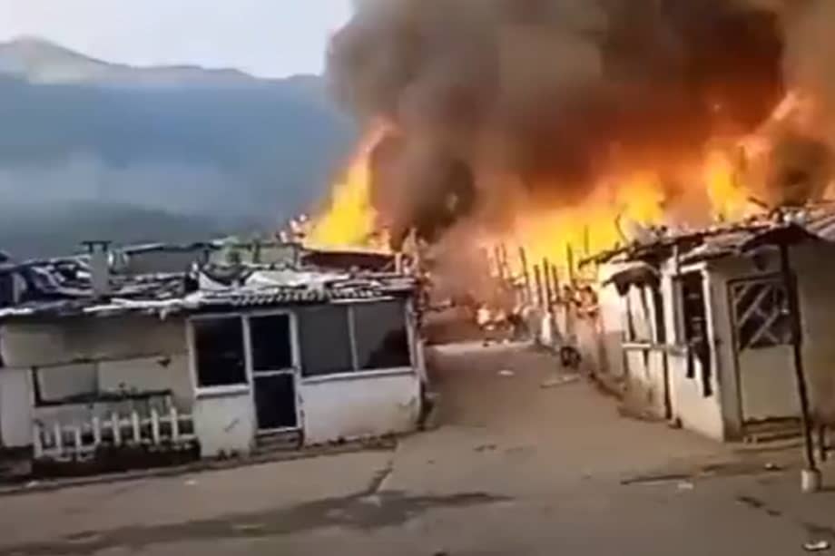 Este martes se desplegaron 11.000 agentes de las fuerzas armadas de Venezuela para desarticular la banda Tren de Aragua. Tras el enfrentamiento entre las fuerzas y la banda, empezó un incendio en las viviendas cercanas al centro penitenciario.