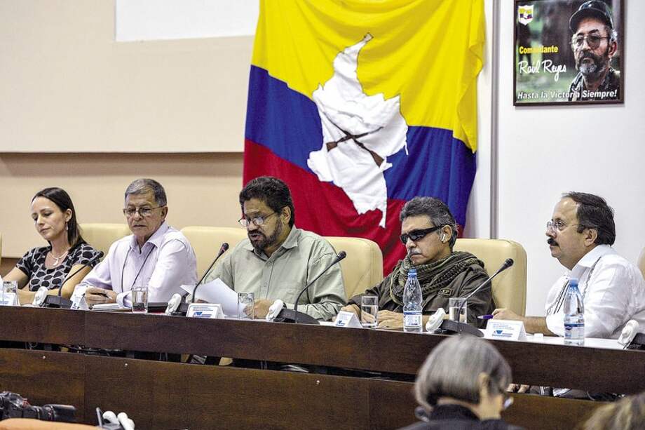 Los negociadores de las Farc no quieren saber de elecciones ni de dejar las armas. Como máximo plantean silenciarlas en una tregua bilateral de fuegos vigilada por organismos internacionales. / AFP