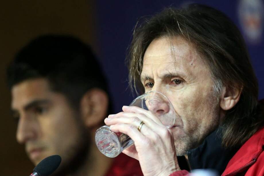 El director técnico de la selección peruana de fútbol, Ricardo Gareca (d), junto al jugador Carlos Zambrano (i) durante una rueda de prensa. /EFE