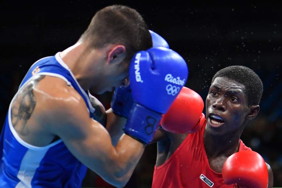 Yuberjén Martínez, en la pelea contra el español Samuel Carmona. / AFP