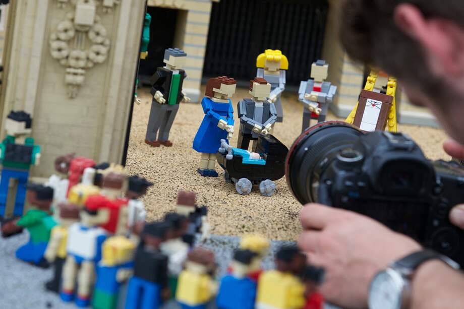 Imagen de referencia. Un fotógrafo toma fotografías de modelos Lego.