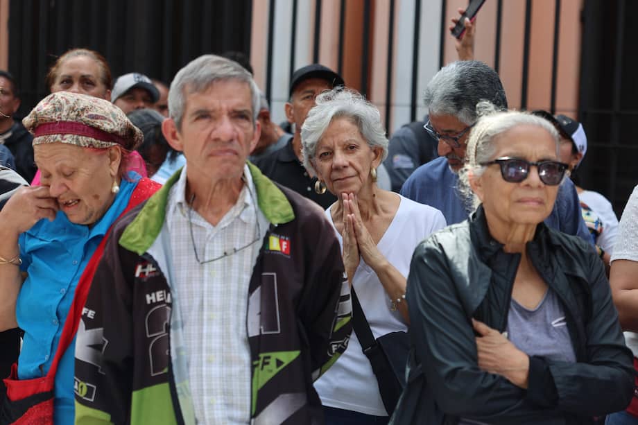 Simpatizantes del oficialismo participan en una manifestación en inmediaciones del Palacio de Miraflores este sábado.