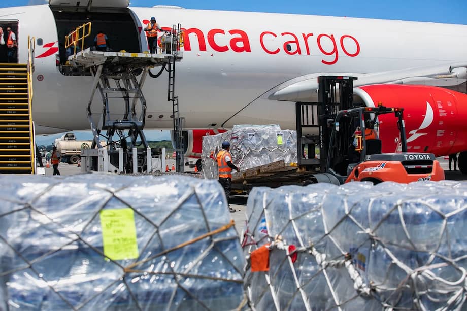 La operación aérea ha permitido transportar alimentos, medicamentos, agua, equipos médicos y otros insumos esenciales para atender la emergencia.