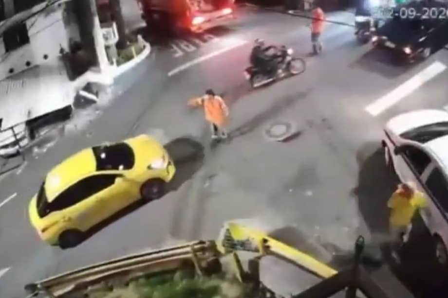 El hecho ocurrió en el barrio La Francia y quedó registrado por una cámara de seguridad. El recolector reportó dolor leve en uno de sus pies y pudo terminar su jornada laboral.