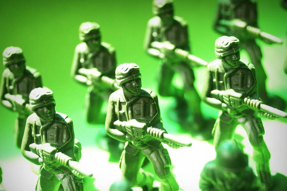 Según el Ministro de Defensa, Diego Molano, los jóvenes que son reclutados en los grupos armados ilegales, son empleados como "máquinas de guerra".