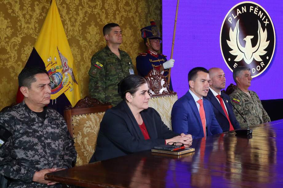 El presidente de Ecuador, Daniel Noboa (c), durante la presentación de las dos nuevas cárceles que se construirán en el país, en Quito (Ecuador).
