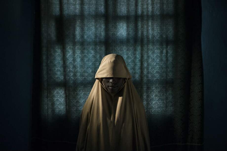Fotografía facilitada por la organización de los World Press Photo que muestra la obra del fotógrafo australiano Adam Ferguson para el New York Times tomada el 21 de septiembre de 2017 que muestra a la joven Aisha, de 14 años, en Maiduguri en el estado de Borno (Nigeria). / EFE
