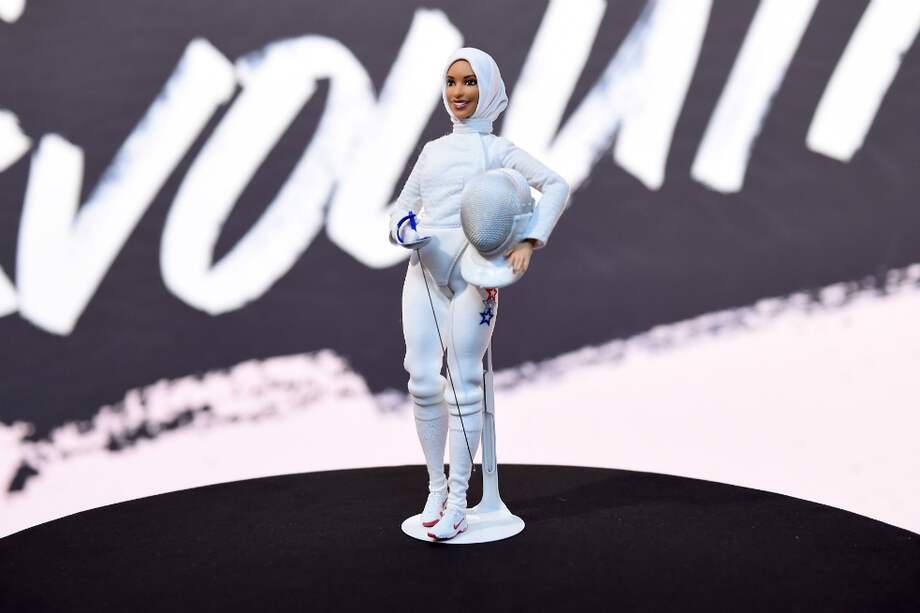 Barbie se pone el hiyab para honrar a atleta olímpica Ibtihaj Muhammad. / AFP