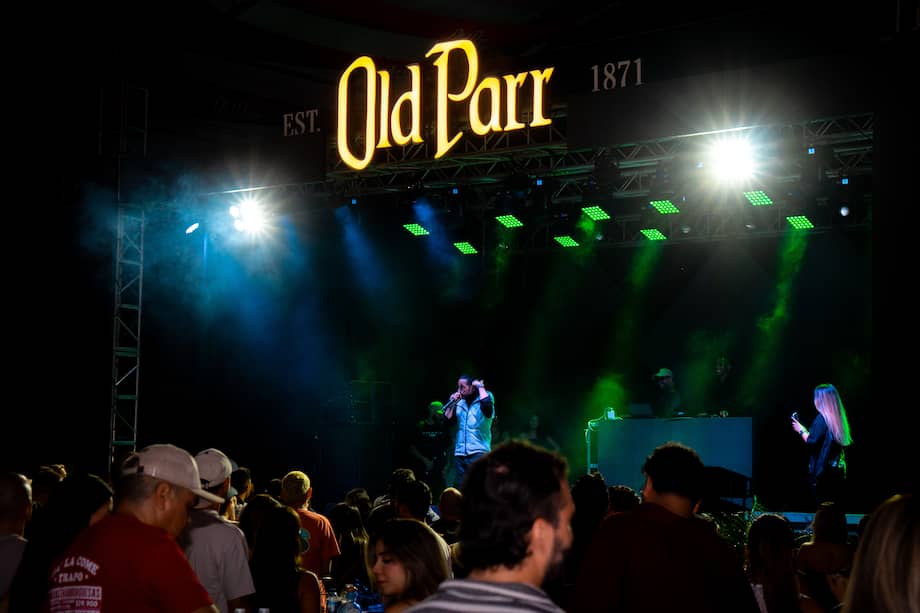 Ya se vivieron dos noches memorables con artistas como Dálmata y Ñejo, quienes pusieron a cantar, bailar y brindar a todos con su flow urbano y sus letras inolvidables.