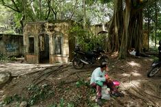AMDEP9084. ARMERO (COLOMBIA), 11/11/2025.- Fotografía del 5 de noviembre de 2025 que muestra a una persona sentada cerca a una casa en ruinas, en Armero (Colombia). La noche del 13 de noviembre de 1985, la fuerza de la naturaleza cambió para siempre la vida de Armero, un pueblo próspero del centro de Colombia que fue borrado de la faz de la tierra por una avalancha causada por la erupción del volcán Nevado del Ruiz, que mató a más de 23.000 de sus 25.000 habitantes. EFE/ Mauricio Dueñas Castañeda
