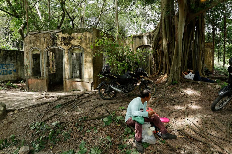 Fotografía del 5 de noviembre de 2025 que muestra a una persona sentada cerca a una casa en ruinas, en Armero (Colombia). La noche del 13 de noviembre de 1985, la fuerza de la naturaleza cambió para siempre la vida de Armero, un pueblo próspero del centro de Colombia que fue borrado de la faz de la tierra por una avalancha causada por la erupción del volcán Nevado del Ruiz, que mató a más de 23.000 de sus 25.000 habitantes. EFE/ Mauricio Dueñas Castañeda