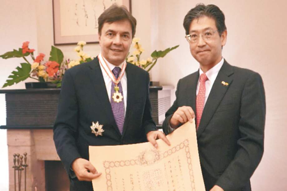 El embajador de Japón en Colombia, Takasugi Masahiro (izq.) y Roberto Vélez Vallejo, gerente de la Federación Nacional de Cafeteros.