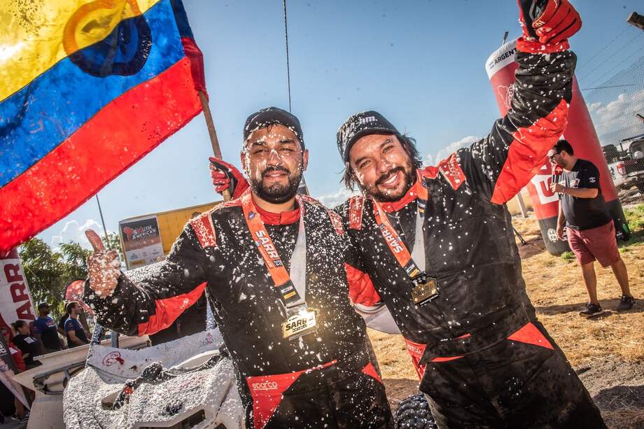 Fernando ‘Tato’ Castelblanco y de su navegante Felipe Sánchez celebran tras su triunfo en el Suramericano Rally Raid de Argentina.