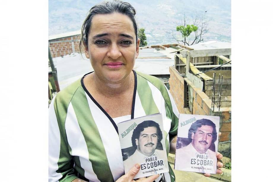 Adriana Patricia Franco exhibe los álbumes que junto a su hija y sobrino viene llenando desde hace tres semanas / Fotos: Walter Arias Hidalgo