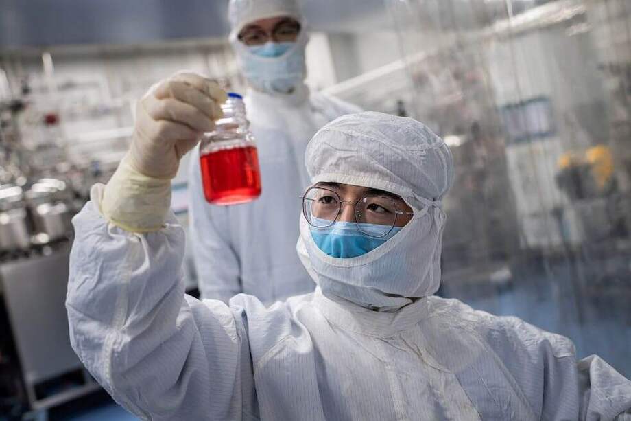 Un ingeniero realiza una prueba en una vacuna experimental para el coronavirus COVID-19 dentro del laboratorio Cells Culture Room en las instalaciones de Sinovac Biotech en Beijing, China. / AFP