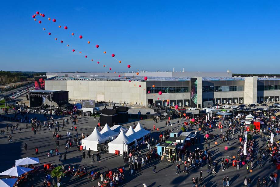 Tesla se benefició de un polémico procedimiento excepcional que le empezaron las obras en 2019 antes de recibir un permiso de construcción. / AFP