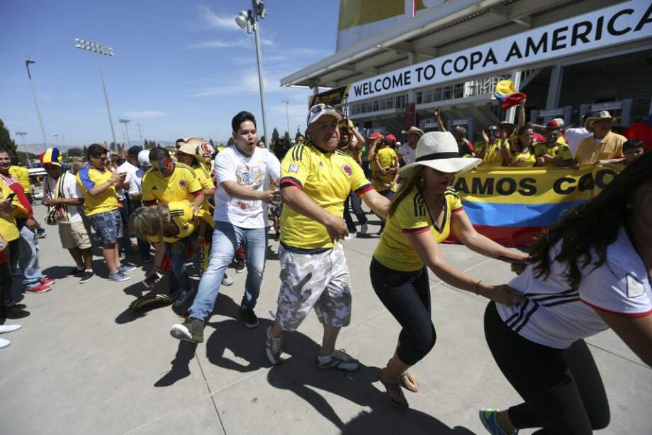 Los fanáticos de la selección disfrutan previo al encuentro de Colombia en Levi's Stadium. Foto: EFE