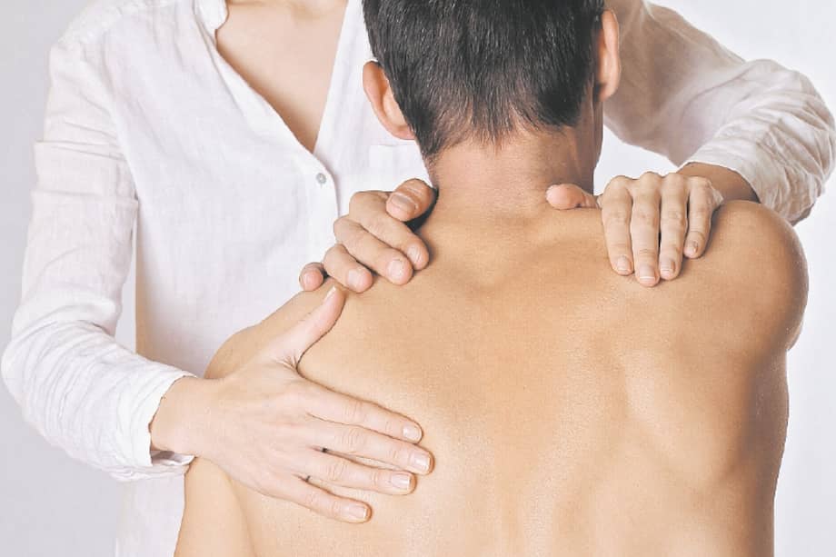 Los masajes ayudan a reducir el dolor causado por la actividad física. / iStock