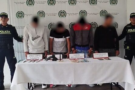 Capturan a cuatro personas mientras robaban una tienda en Bogotá