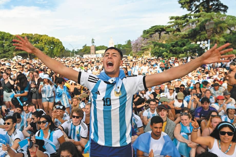 Los hinchas de Argentina se han caracterizado por su fervor y entrega para alentar a la albiceleste, que enfrenta hoy a Australia. / AFP