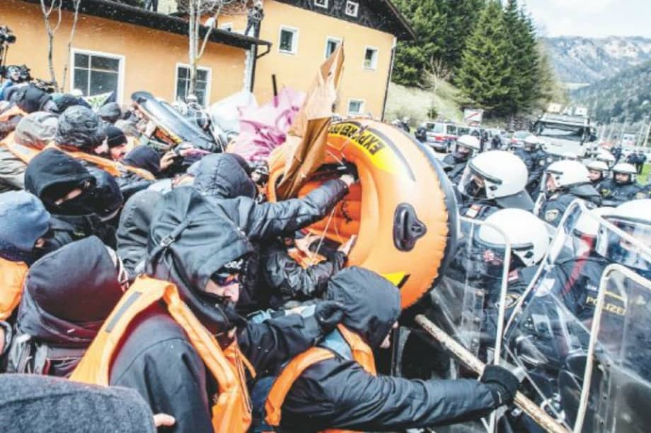 En Austria, manifestantes se enfrentaron a la Policía por el plan del Gobierno de poner más controles fronterizos. / EFE