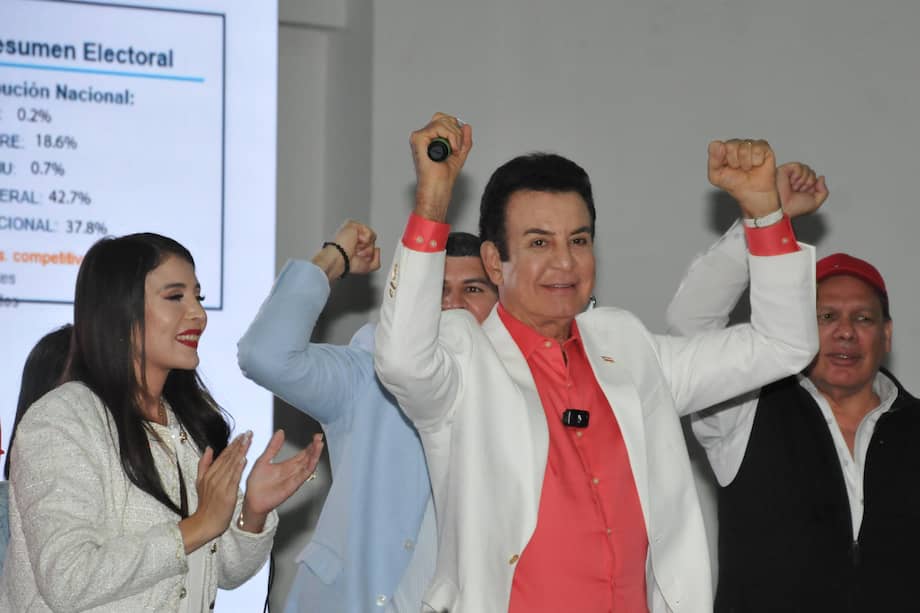 El candidato presidencial del Partido Liberal, Salvador Nasralla, celebró en rueda de prensa tras la jornada electoral en Tegucigalpa.